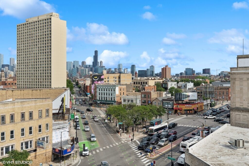 No renting Luxury 3 Bedrooms for rent in the Wicker Park neighborhood. Rent at 1241 North Milwaukee Apartments.
