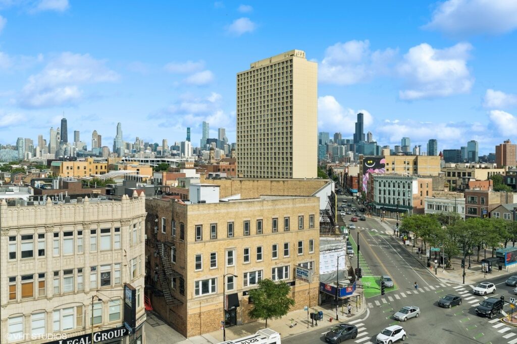 No renting Luxury 3 Bedrooms for rent in the Wicker Park neighborhood. Rent at 1241 North Milwaukee Apartments.