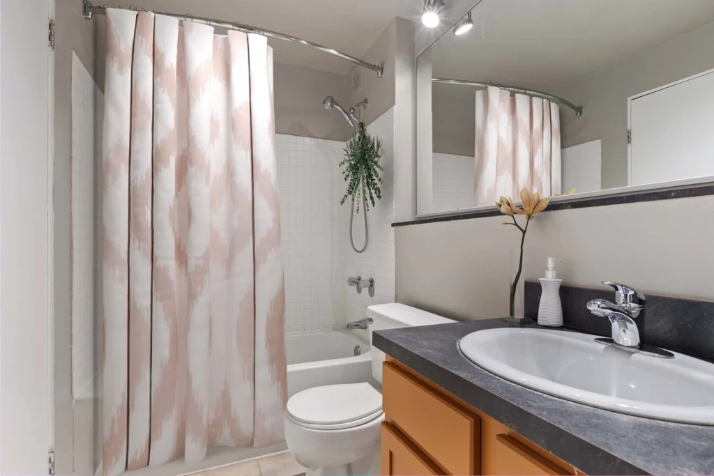 Looking to Rent a Luxury Studio in the Old Town Neighborhood. Luxury Apartment in Cobbler Squared for rent.04