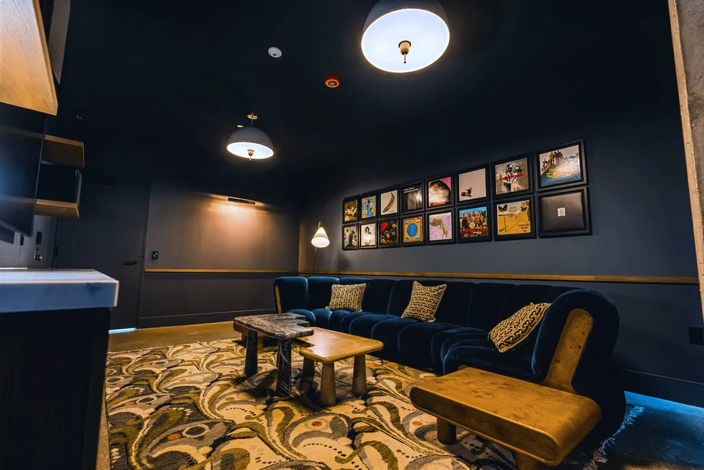 Luxury Chicago Downtown Apartments for Rent. Stead 220 Chicago Apartments. 220 North Ada Street