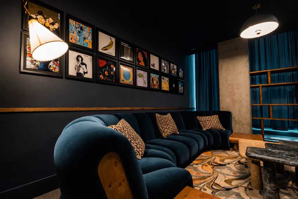 Luxury Chicago Downtown Apartments for Rent. Stead 220 Chicago Apartments. 220 North Ada Street